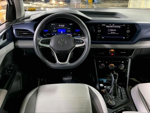 Used 2024 Volkswagen Taos SE w/ Panoramic Sunroof Package image 6