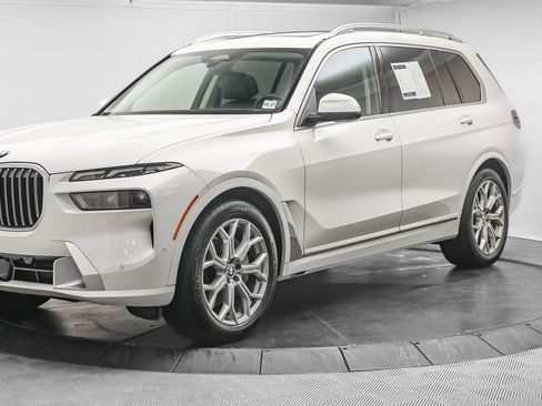 Used 2023 BMW X7 xDrive40i w/ Dynamic Handling Package image 3
