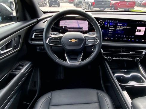 Used 2025 Chevrolet Traverse LT w/ Driver Confidence Package image 6