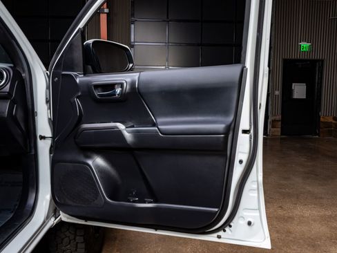 Used 2022 Toyota Tacoma TRD Off-Road image 36