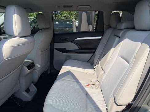 Used 2019 Toyota Highlander Plus AWD/4WD image 22