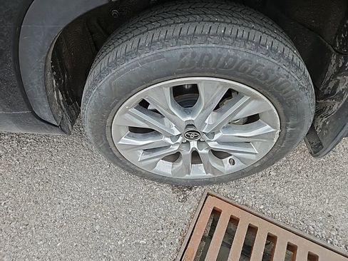 Used 2023 Toyota Highlander Limited image 12