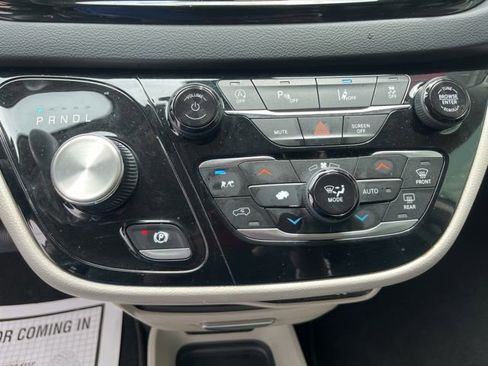 Used 2023 Chrysler Pacifica Touring-L FWD image 17