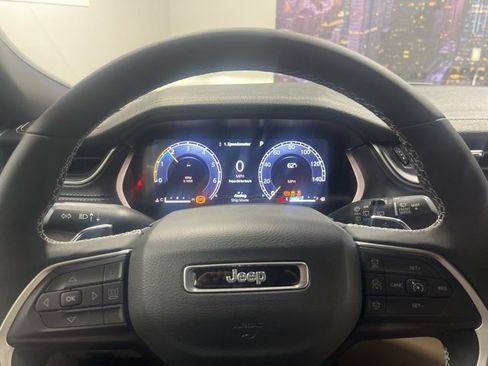 New 2025 Jeep Grand Cherokee Limited w/ Black Appearance Package image 12