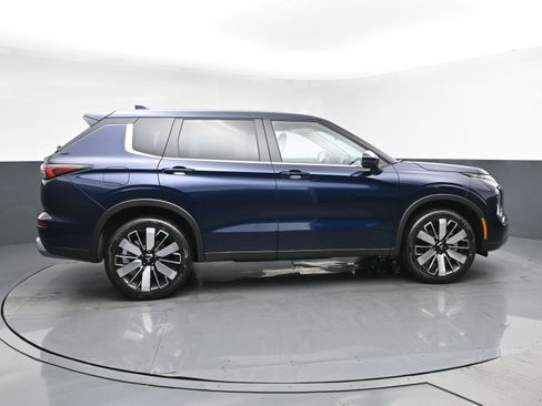 New 2026 Mitsubishi Outlander SE image 3