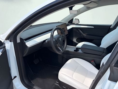 Used 2022 Tesla Model Y Long Range AWD/4WD image 10