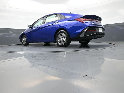 Used 2025 Hyundai Elantra SE FWD image 30