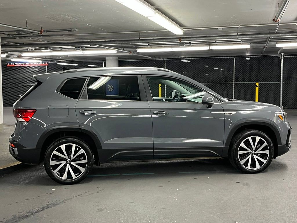 Used 2023 Volkswagen Taos SE w/ Panoramic Sunroof Package FWD image 39