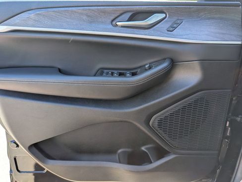 Used 2024 Jeep Grand Cherokee Limited w/ Luxury Tech Group II image 29