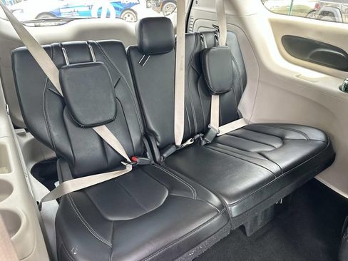 Used 2023 Chrysler Pacifica Touring-L FWD image 15