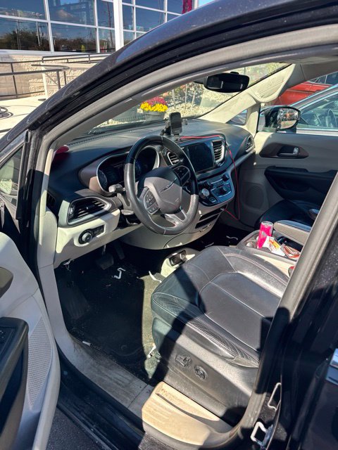 Used 2017 Chrysler Pacifica Touring-L FWD image 7