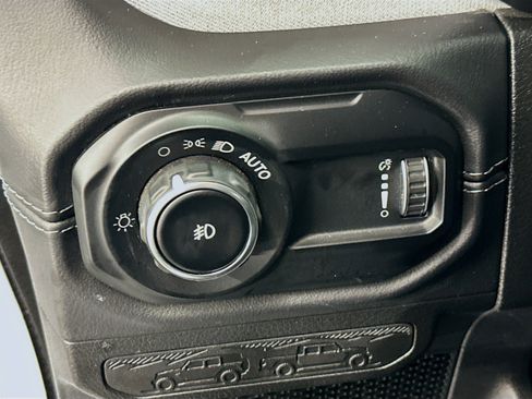 Used 2025 Jeep Wrangler Sahara image 17