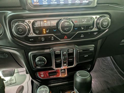 Certified 2023 Jeep Gladiator Mojave w/ Cold Weather Group image 29