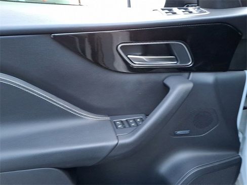 Used 2017 Jaguar F-PACE R-Sport image 12