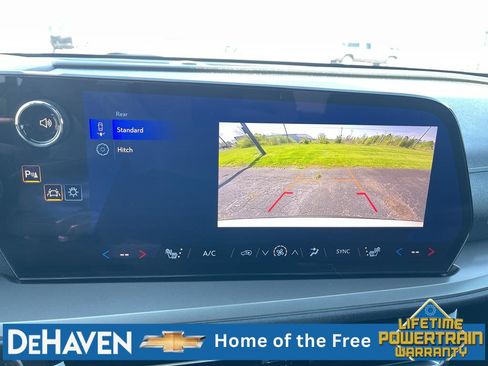 Used 2025 Chevrolet Traverse LT FWD image 15