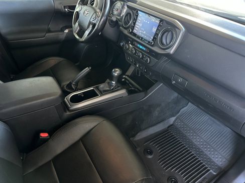 Used 2022 Toyota Tacoma TRD Sport image 14