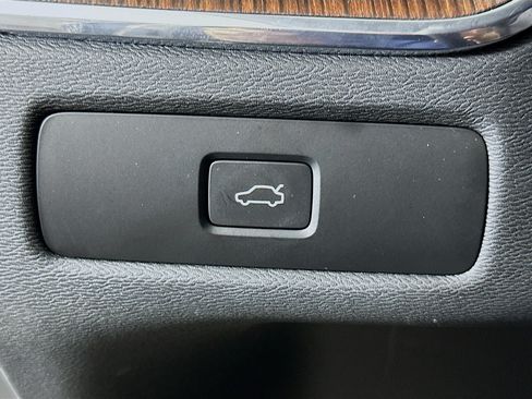 Used 2024 Volvo XC60 B5 Plus w/ Protection Package Premier AWD/4WD image 17