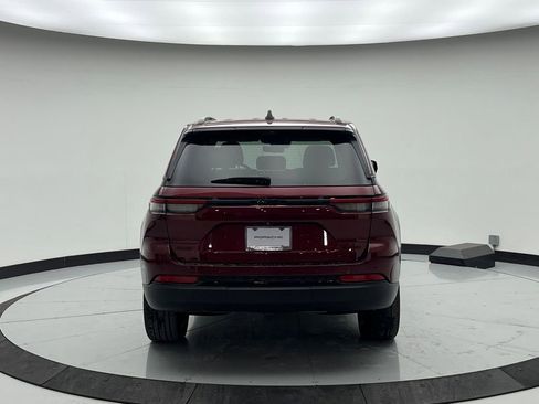 Used 2023 Jeep Grand Cherokee Limited w/ Luxury Tech Group II image 4