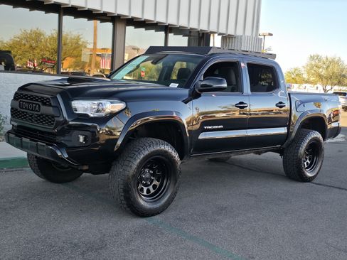 Used 2020 Toyota Tacoma TRD Sport image 3
