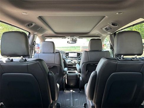 New 2025 Chrysler Pacifica Select image 11