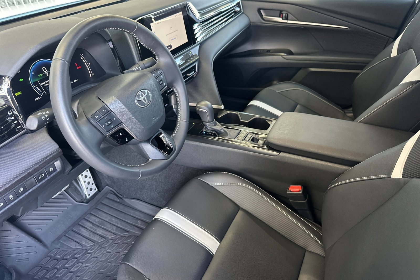 Certified 2026 Toyota Camry Hybrid w/ Convenience Package FWD image 9