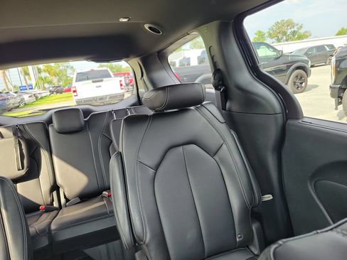 Used 2025 Chrysler Pacifica Select FWD image 17