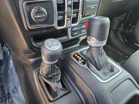 Used 2025 Jeep Wrangler Unlimited Sahara AWD/4WD image 18