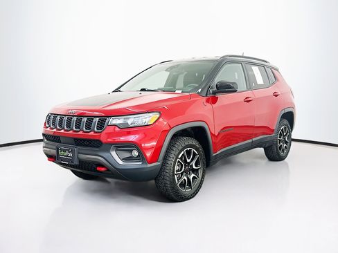 Used 2025 Jeep Compass Trailhawk AWD/4WD image 3