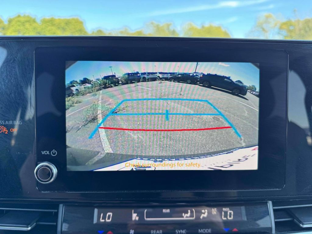 Used 2025 Toyota Sienna LE FWD image 30