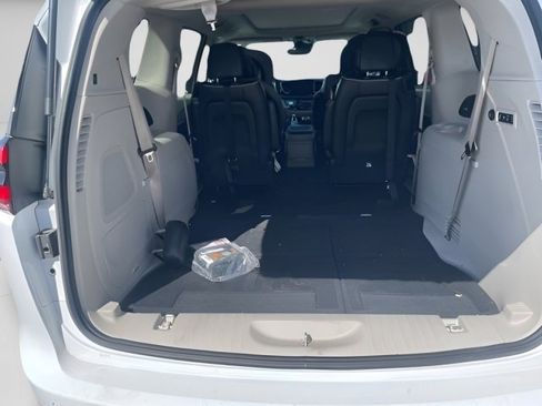 Used 2022 Chrysler Pacifica Limited image 13