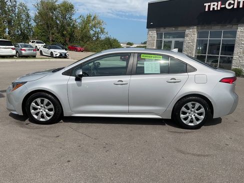Used 2021 Toyota Corolla LE FWD image 3