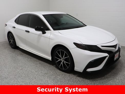 Used 2023 Toyota Camry SE image 4