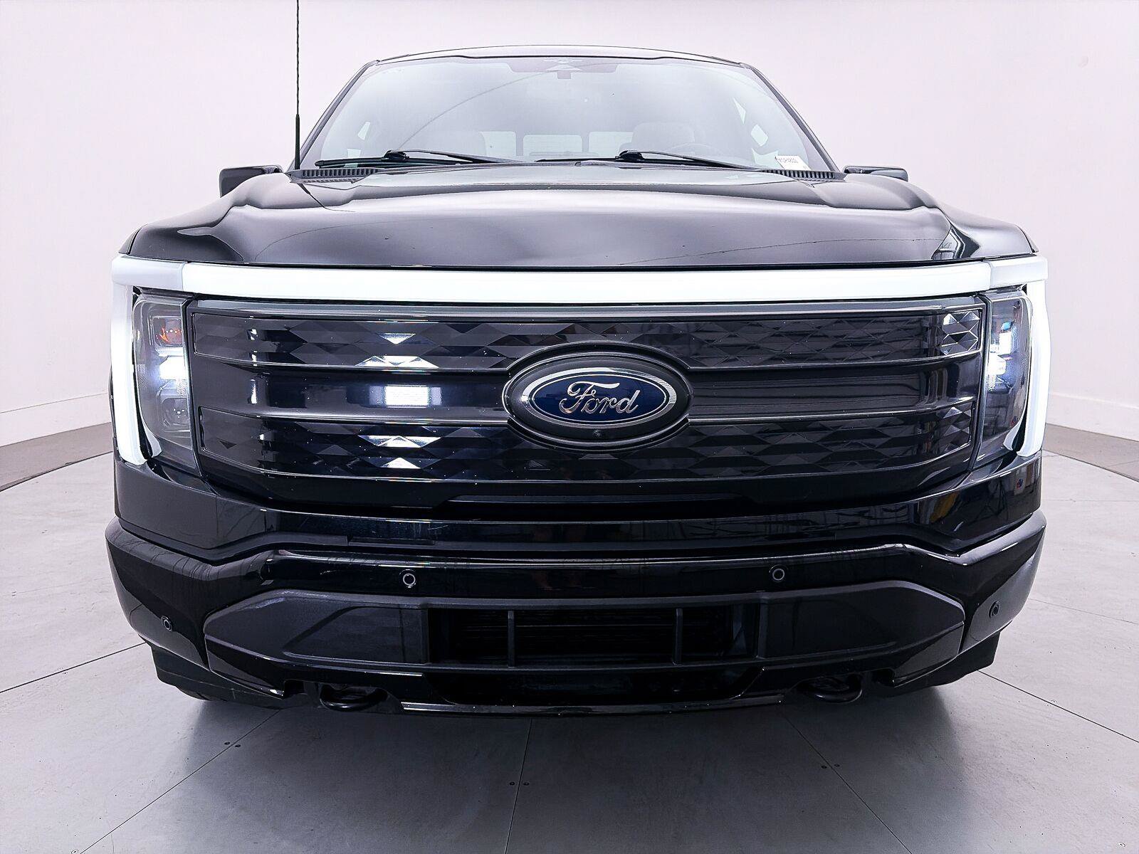 Used 2023 Ford F150 Lightning Platinum AWD/4WD image 13