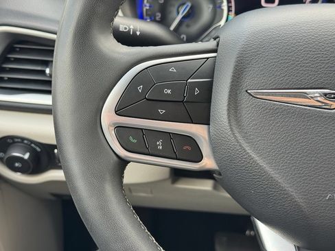 Used 2023 Chrysler Pacifica Touring-L FWD image 22