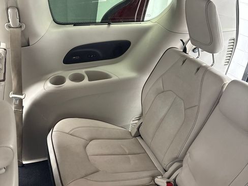 Used 2018 Chrysler Pacifica Limited FWD image 26