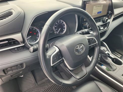 Used 2023 Toyota Highlander XLE image 26