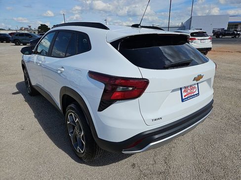 Used 2025 Chevrolet Trax LT FWD image 5