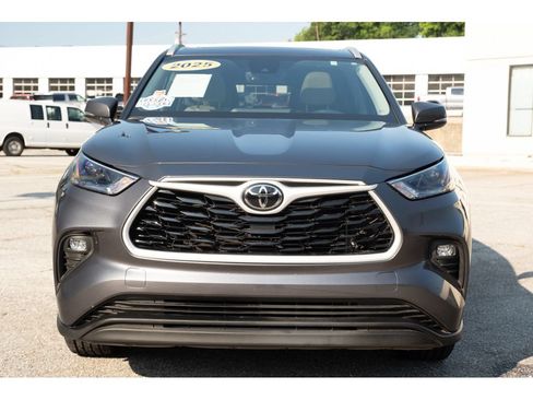 Used 2025 Toyota Highlander XLE FWD image 3