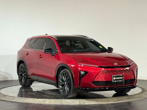 Used 2025 Toyota Crown Signia w/ Advanced Technology Package AWD/4WD image 2