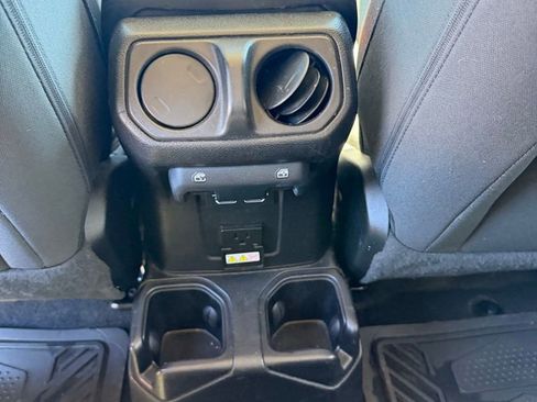 Used 2020 Jeep Wrangler Unlimited Sahara image 10