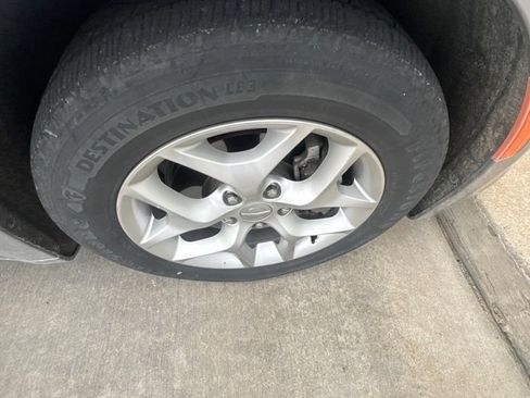Used 2019 Chrysler Pacifica Touring Plus w/ Tire & Wheel Group FWD image 8