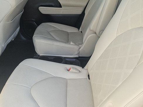 Used 2021 Toyota Highlander Platinum AWD/4WD image 9