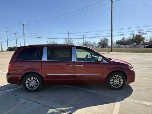 Used 2014 Chrysler Town & Country Touring-L w/ Driver Convenience Group image 5