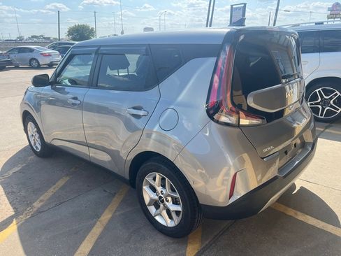 Used 2023 Kia Soul LX w/ LX Technology Package FWD image 4