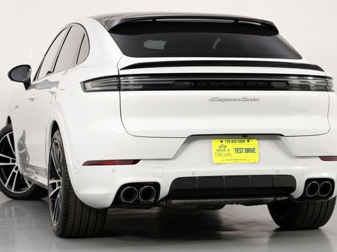Used 2024 Porsche Cayenne Turbo image 6
