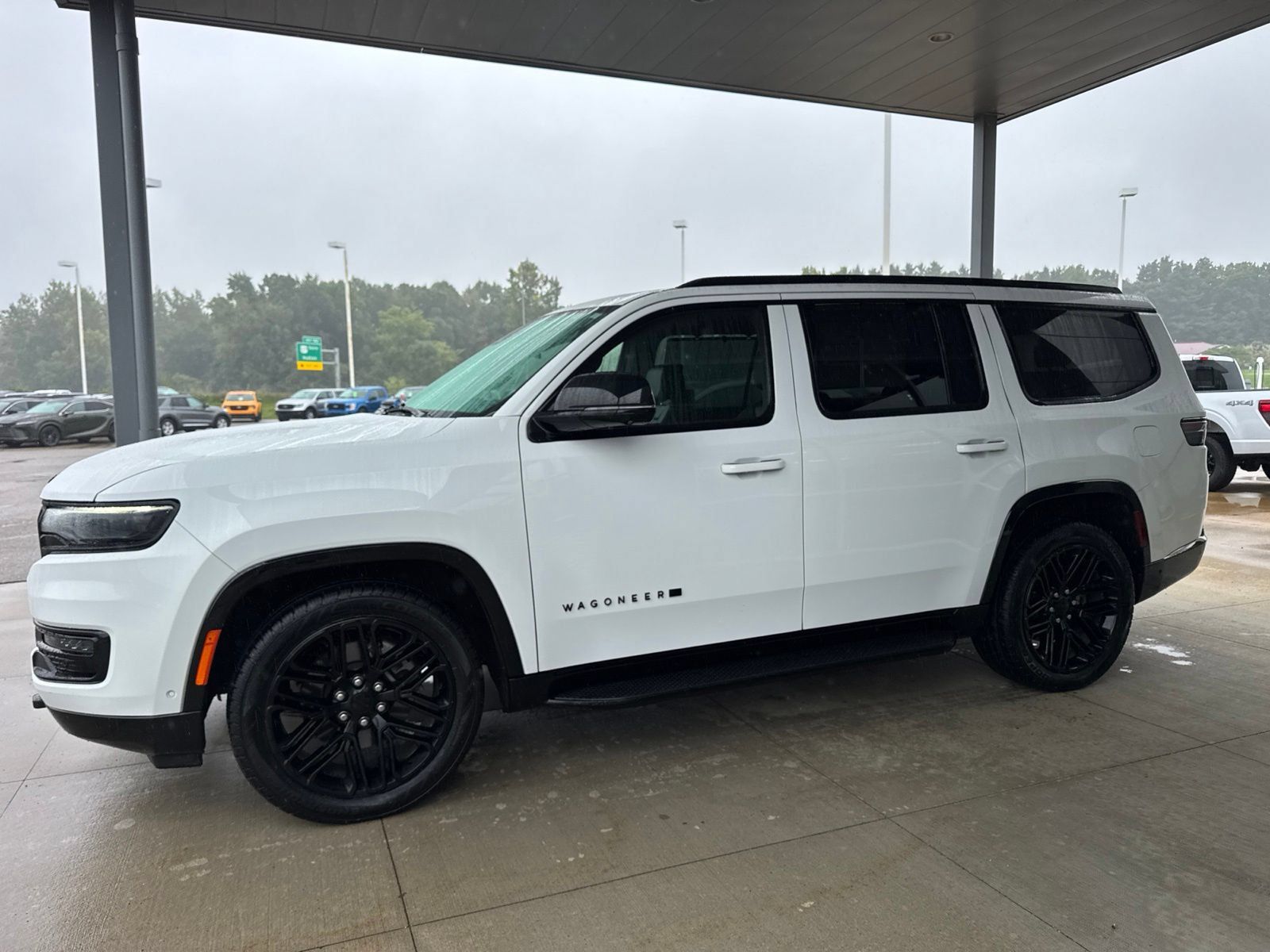 Used 2024 Jeep Wagoneer Series III w/ Premium Group I AWD/4WD image 4