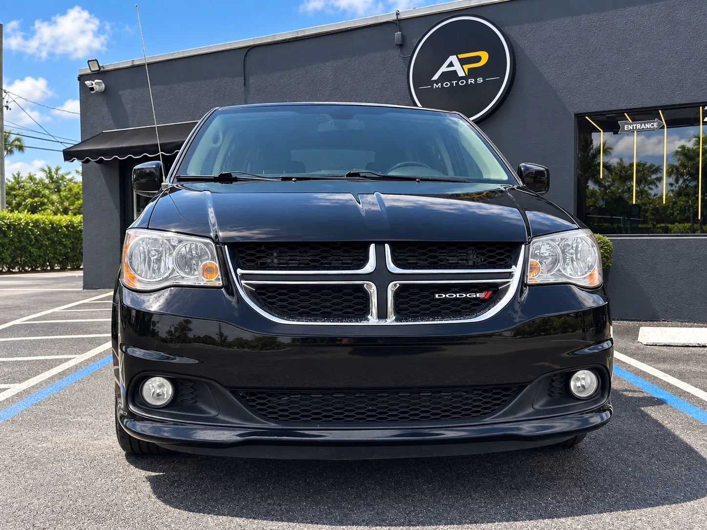 Used 2019 Dodge Grand Caravan SXT FWD image 3