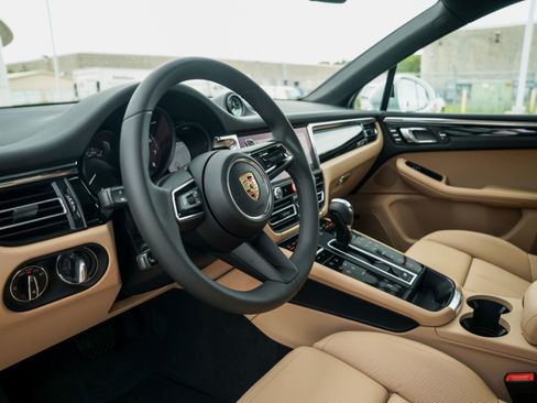 New 2025 Porsche Macan image 4