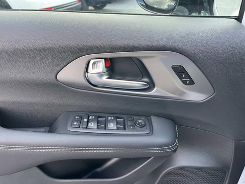 New 2026 Chrysler Pacifica Select image 15