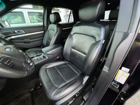 Used 2017 Ford Explorer XLT w/ Equipment Group 202A AWD/4WD image 11